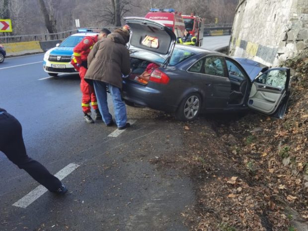 Accident cu trei victime lângă Comarnic, în urma impactului dintre două mașini. DN 1, blocat parțial pe sensul de urcare spre Brașov
