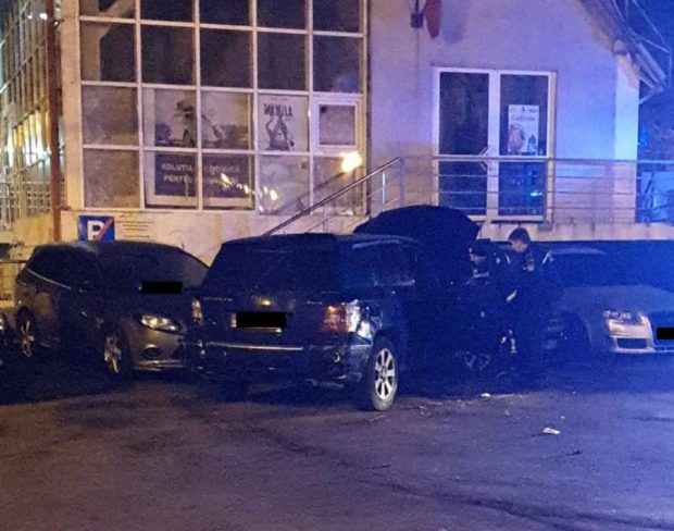 O șoferiță a distrus 9 mașini într-o parcare din Galați, după ce a intrat cu autoturismul în zona pietonală din Orașul lui Moș Crăciun