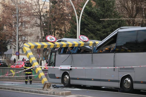 Pasagerii autocarului grecesc implicat în accidentul de la Pasajul Unirii vor da în judecată autoritățile de la București și agențiile de turism