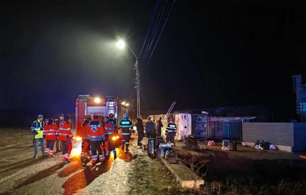 Cod roșu de intervenție la Iași, un autocar cu 35 de oameni s-a răsturnat la intrare în Pașcani. 15 adolescenți printre victime