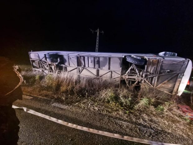 Un autocar cu 33 de pasageri s-a răsturnat în Arad. A fost activat planul roșu de intervenție