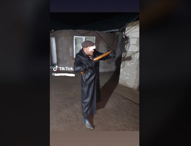 Descinderi în Mizil, după ce un bărbat a postat pe o rețea de socializare imagini cu el ținând în mână o pușcă – VIDEO