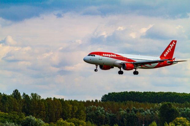 Aterizare de urgență la Praga după o alertă cu bomba la bordul unui avion care zbura din Polonia către Marea Britanie