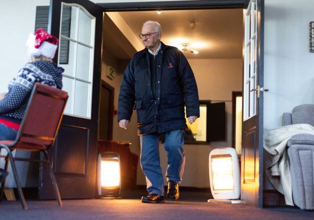 3.000 de „bănci de căldură”, înființate în Marea Britanie. Oamenii care nu-și permit să deschidă caloriferele, din cauza facturilor uriașe, vin aici să se încălzească