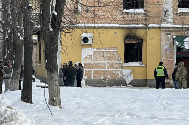 Graffiti-ul realizat de Banksy pe o clădire grav avariată de bombardamente din Hostomel a fost decupat și furat. Ce intenționau să facă hoții cu el