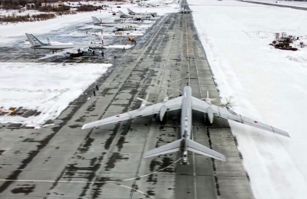 Cum comentează Ucraina atacul de la o bază aeriană rusă, aflată la 500 km de granițele sale. Moscova a anunțat că trei oameni au murit „în urma doborârii unei drone ucrainene”