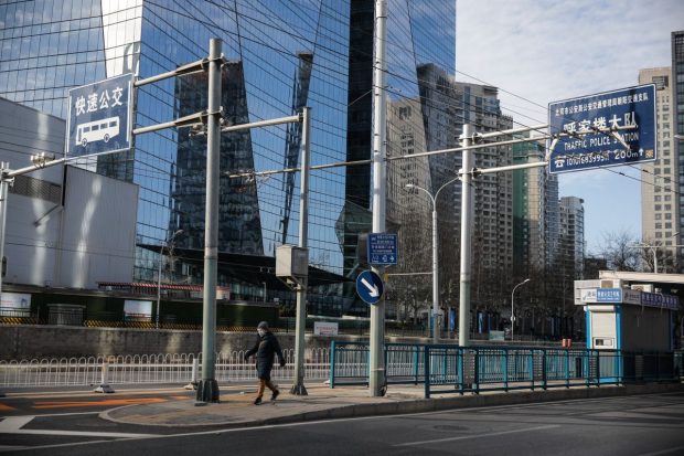 Cazurile de COVID se răspândesc rapid la Beijing, unde oamenii rămân în case deși restricțiile au fost ridicate