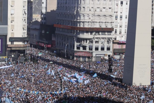 Paradă triumfală a naționalei Argentinei prin fața unei mulțimi uriașe de suporteri, la Buenos Aires