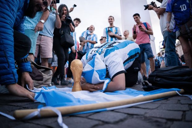 Argentina freamătă înaintea finalei cu Franța de la CM din Qatar. Fanii s-au adunat în capitala Buenos Aires și așteaptă trofeul după 36 de ani