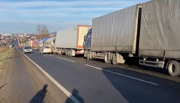 Coloană de camioane de 25 de kilometri, la Vama Siret. Șoferii așteaptă 15 ore ca să intre în Ucraina