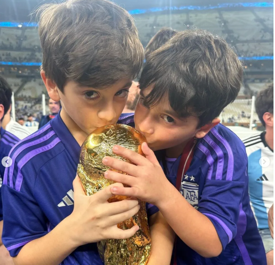 „Știu cât de mult ai suferit, dar a venit momentul: ești campion mondial!”. Messi a sărbătorit cu soția și copiii săi