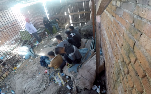 FRONTEX anchetează poliţia bulgară, acuzată că a închis migranţi într-o cuşcă