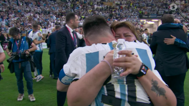 Cine e femeia care l-a îmbrățișat pe Messi imediat după victorie, pe gazon. Imagini care nu s-au văzut la tv cu petrecerea din vestiar