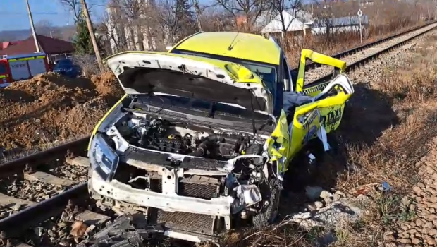 Un taxi a fost lovit de tren, în județul Iași. Șoferul băut a fost transportat la spital