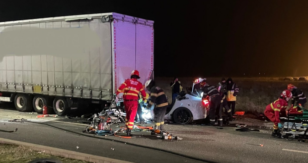 Doi tineri morți și alți doi răniți grav, după ce o mașină a intrat sub un TIR, la Sibiu