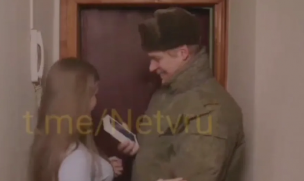 Un nou clip de propagandă, difuzat în Rusia: Tata merge la război ca să facă rost de bani să îmi cumpere un iPhone nou