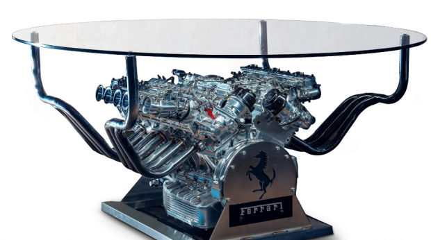 Un motor de Ferrari vechi de 60 de ani transformat în măsuță de cafea, vândut la licitație în SUA. Ce sumă s-a obținut