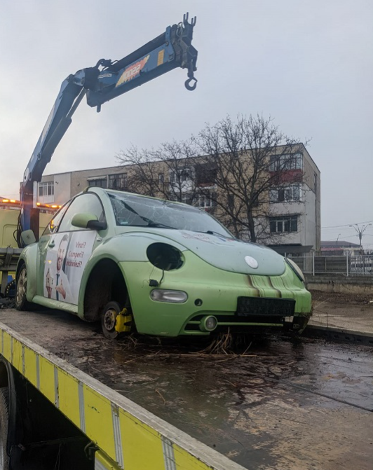 O mașină implicată într-un accident lângă Onești a fost prădată de hoți. I-au furat roțile