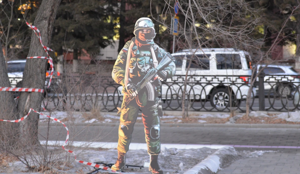 Soldați de gheață cu mitraliere Kalașnikov au luat locul lui Moș Crăciun, într-un oraș din Siberia