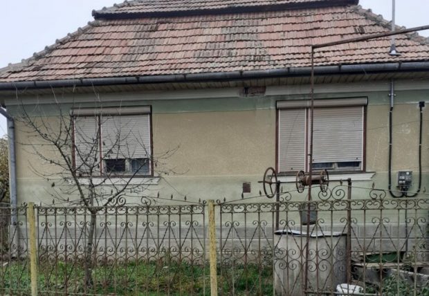 O casă de vânzare, cu teren, într-un sat din Cluj, a stârnit reacții acide: „Vor doar să o facă de râs”