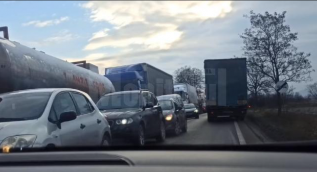 Coadă de TIR-uri de 30 kilometri la ieșirea spre Ucraina. Prefect: Traficul va rămâne așa până la finalul anului