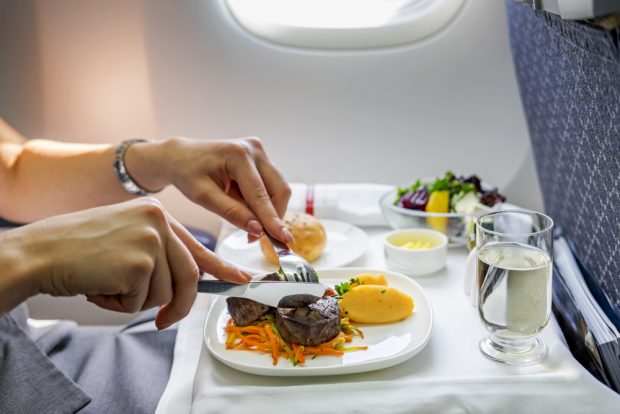 De ce mâncarea nu are gust în avion