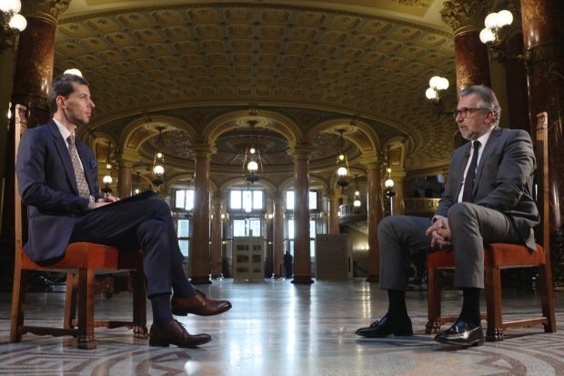Jurnalism de propagandă la relansarea TVR Cultural. Cum a arătat interviul-pictorial cu ministrul culturii, Lucian Romașcanu