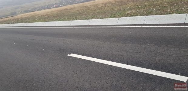 Un drum județean care a ajuns să coste un milion de euro pe km începe deja să crape