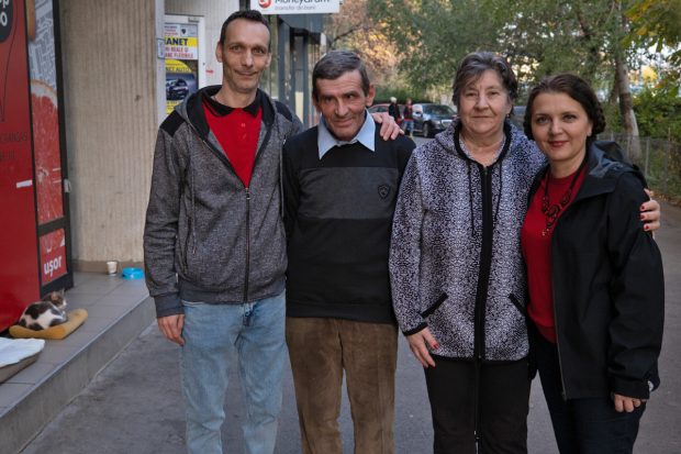 POVESTE DE CRĂCIUN. Un „sat” întreg a lucrat împreună ca să-i redea vederea și demnitatea unui bărbat care, de doi ani, trăia în fața unui supermarket din București