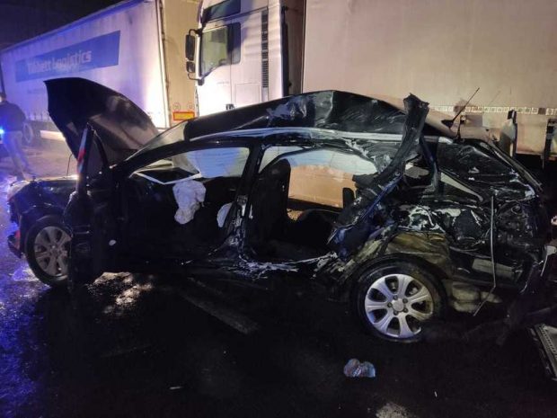Două persoane au murit și o a treia a fost grav rănită în Doicești, după ce o mașină s-a ciocnit de un TIR