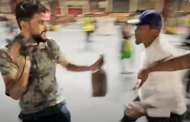 Samuel Eto’o a fost filmat când lovește cu piciorul, violent, un bărbat, în Qatar. Camerunezul ieșise de la meciul Braziliei