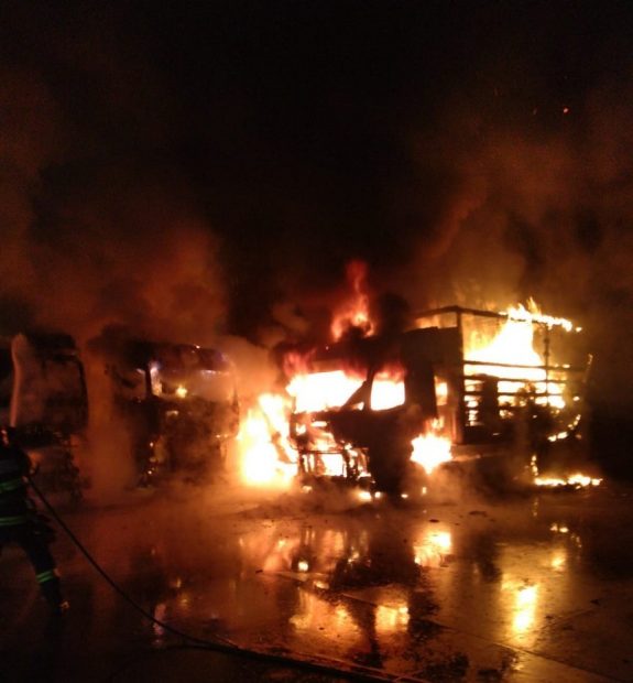 Patru camioane și o semiremorcă au ars complet într-un incendiu de proporții izbucnit într-un parc auto din Oradea