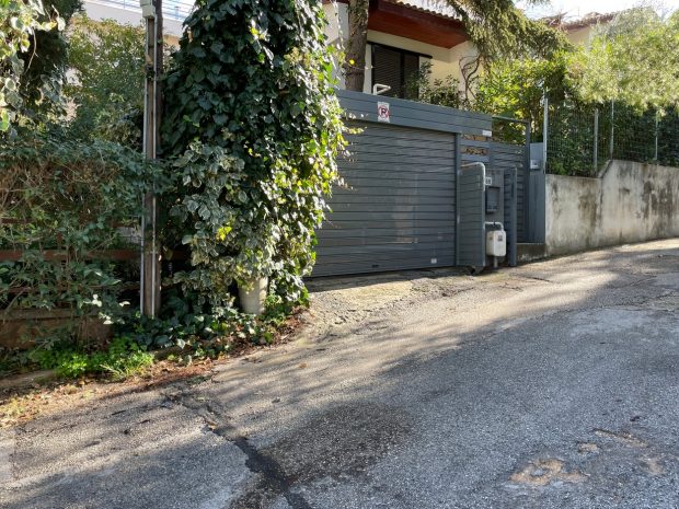 O mașină a unui oficial al Ambasadei Italiei în Grecia a fost distrusă de un dispozitiv exploziv. „A scăpat printr-un miracol”