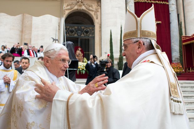 Papa Francisc, apel la rugăciuni pentru fostul papă Benedict, care este „foarte bolnav”