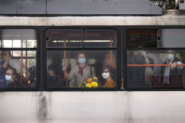 O femeie din Iași va fi despăgubită pentru că și-a rupt mâna în autobuz, după ce șoferul a pus o frână