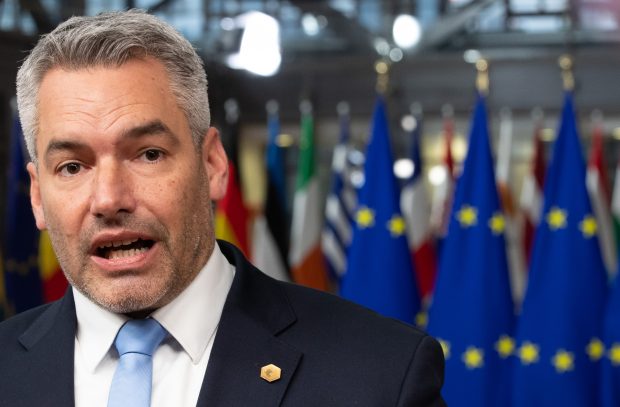 CORESPONDENȚĂ DIN VIENA. Partidul lui Nehammer cade în sondaje și folosește blocarea României în Schengen ca „un protest față de UE” 