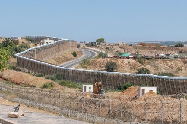 Un parapantist care a zburat ilegal peste granița dintre Maroc și enclava spaniolă Melilla, de negăsit