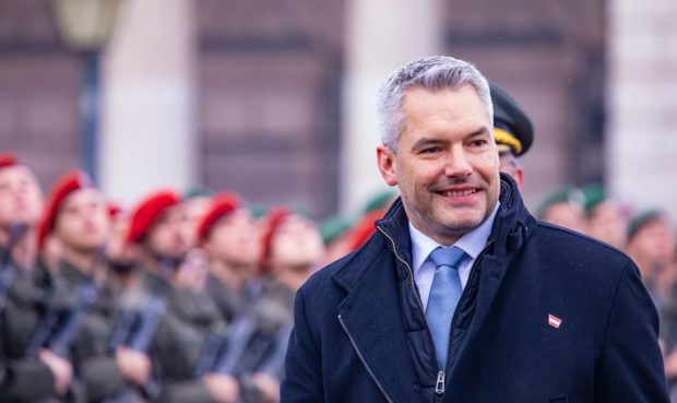 Ziar austriac: E de neînțeles de ce cancelarul Nehammer vrea să „pedepsească” România