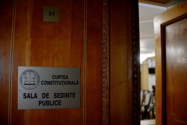 CCR a decis că plata contribuţiilor de sănătate pentru pensiile mai mari de 4.000 lei pe lună este neconstituţională