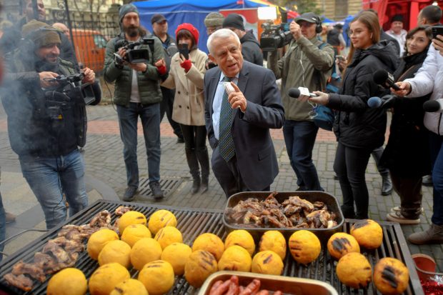 Au dispărut jumările cu scandal de 120 de lei kilogramul. Cât costă produsele tradiționale de la târgul de Crăciun din curtea Ministerul Agriculturii