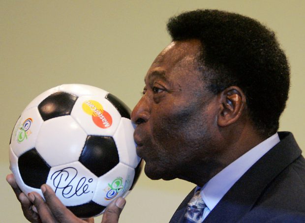 Pele va fi înmormântat marţi. Brazilia a decretat trei zile de doliu