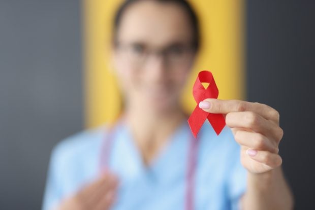 „Mi s-a spus ca am SIDA și să nu mă apropii de ei, că vor lua și ei”. Cum trăiesc în România persoanele diagnosticate cu HIV