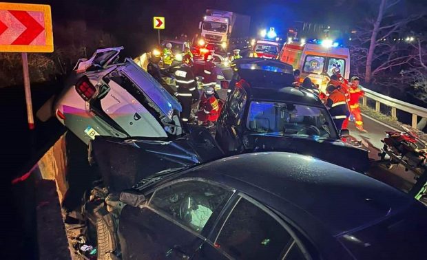 Trei oameni au murit într-un accident la Hula Bradului, în Sibiu, unde trei mașini s-au izbit violent