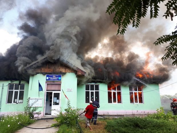 Incendiu la o școală din Bacău. Toți elevii și profesorii au fost evacuați