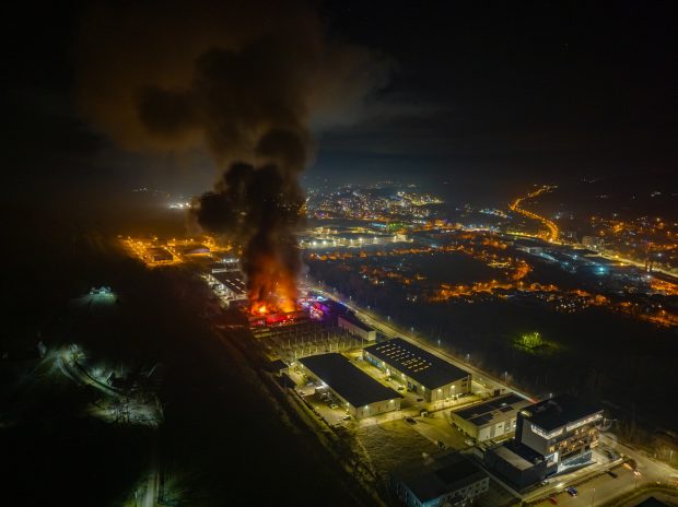 Incendiu puternic la o hală din parcul industrial Tetarom din Cluj-Napoca. Intervin pompierii |  VIDEO