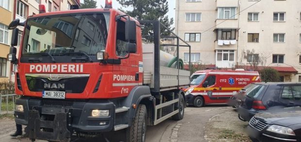 Incendii produse intenționat la două blocuri din Suceava. Un bărbat s-a intoxicat cu fum
