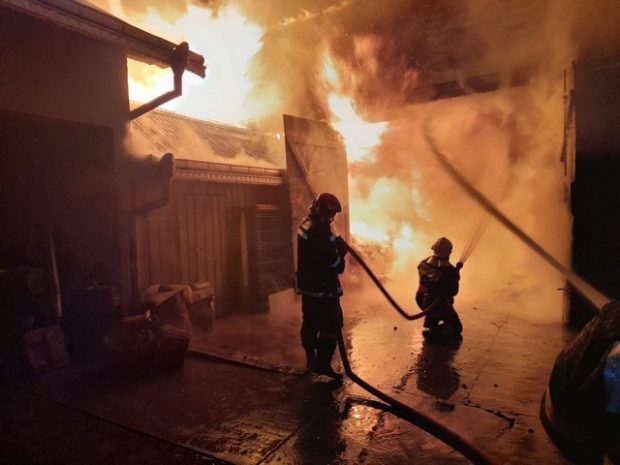 Patru gospodării au ars în Hurjuieni, județul Suceava. Doi oameni au suferit arsuri