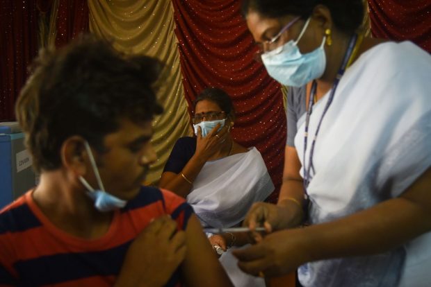 India este în alertă din cauza valului COVID din China. Populația, avertizată în privința riscului de apariție a unor noi variante