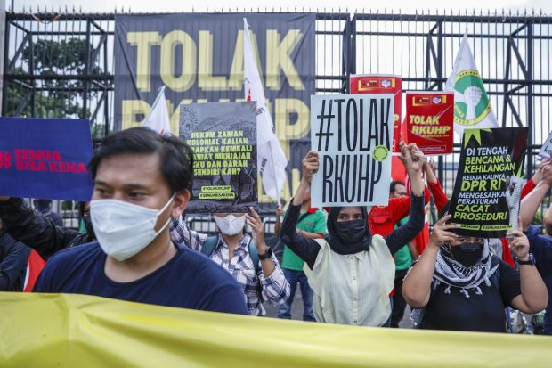 Indonezia interzice sexul în afara căsătoriei și limitează libertatea de exprimare, într-o controversată reformă a codului penal