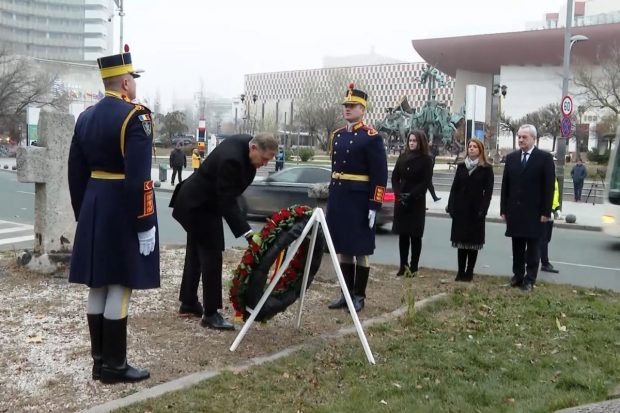 Klaus Iohannis a depus o coroană de flori în memoria victimelor Revoluției din decembrie 1989